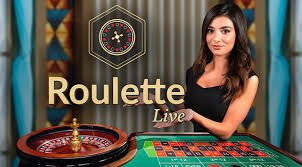 Filipino player on mobile watching live dealer table game through panaloko app